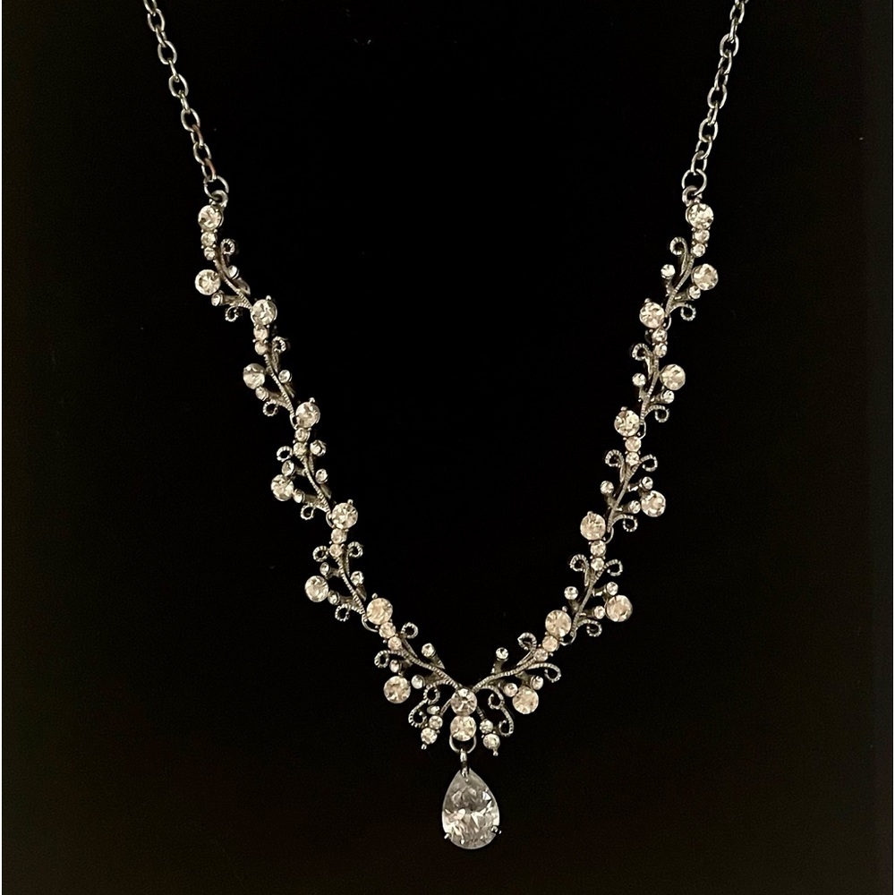 Wedding/special occasion Silver & Crystal Drop Necklace (Art Deco design/detail)